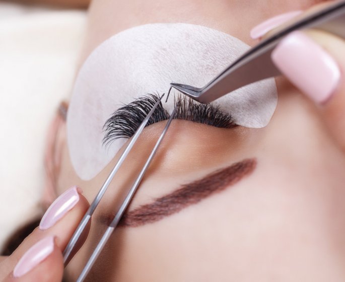 Extension de cils : attention aux poux !