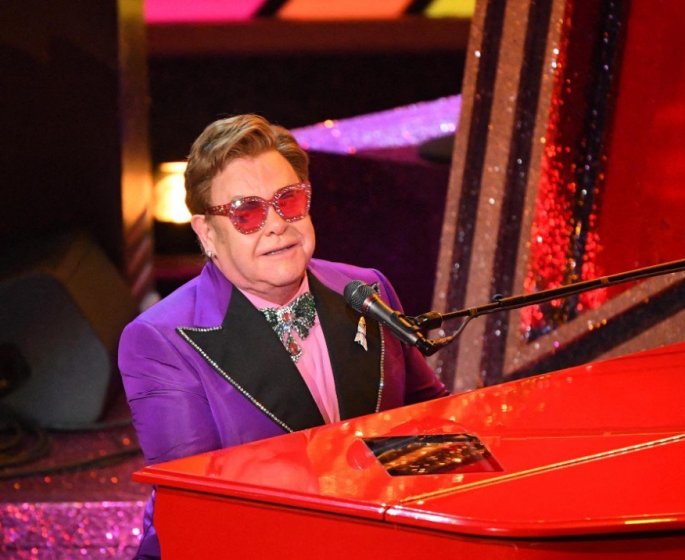 Atteint d’une pneumonie, Elton John interrompt son concert en larmes