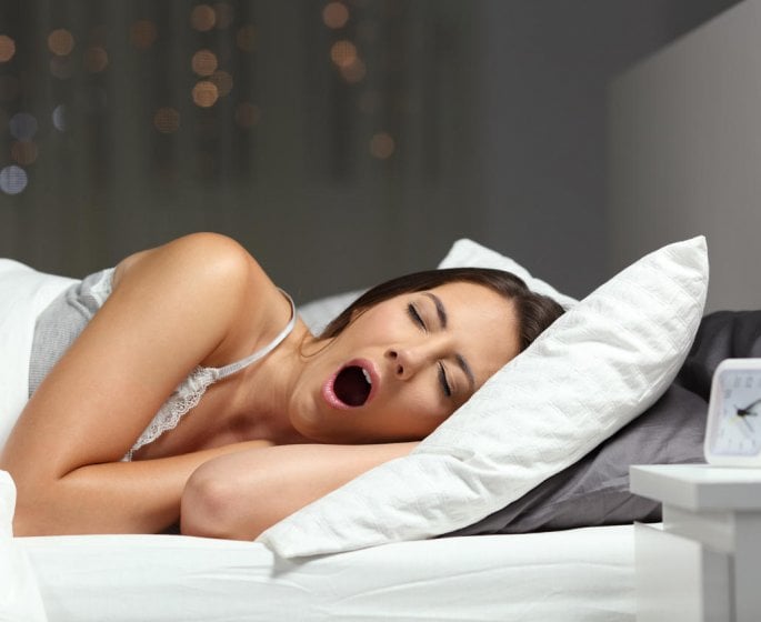 Bouche seche la nuit : causes et solutions