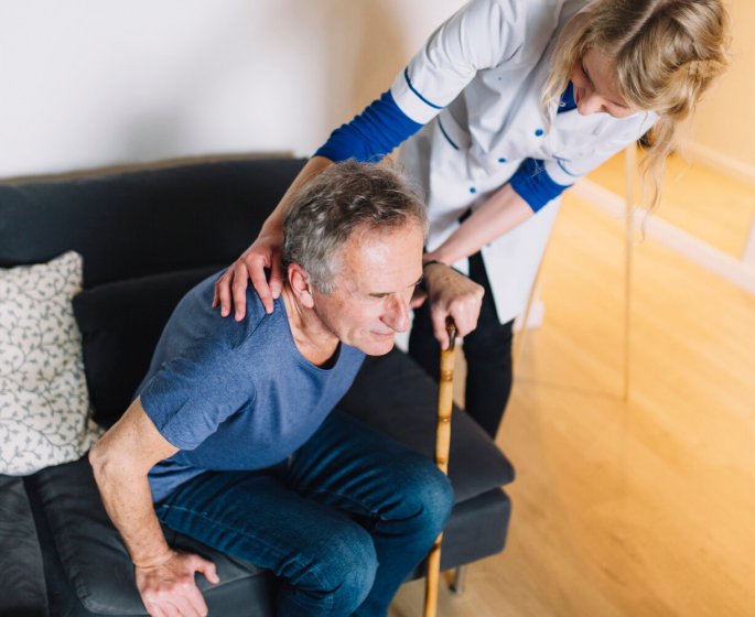 Isolement, chutes, depression : les signaux d’alerte qui doivent pousser a envisager une maison de retraite
