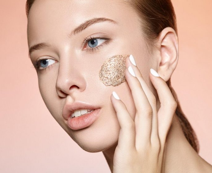 Gommage de peau, exfoliation : quel produit, quand, comment ?