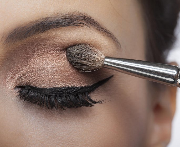 Maquillage des yeux sensibles, allergies : bien choisir ses produits