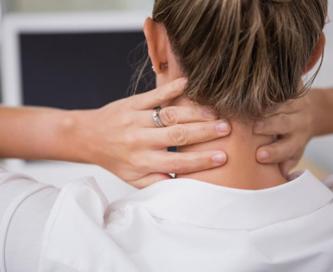 Soigner un torticolis, une douleur cervicale accentuee par les ecrans