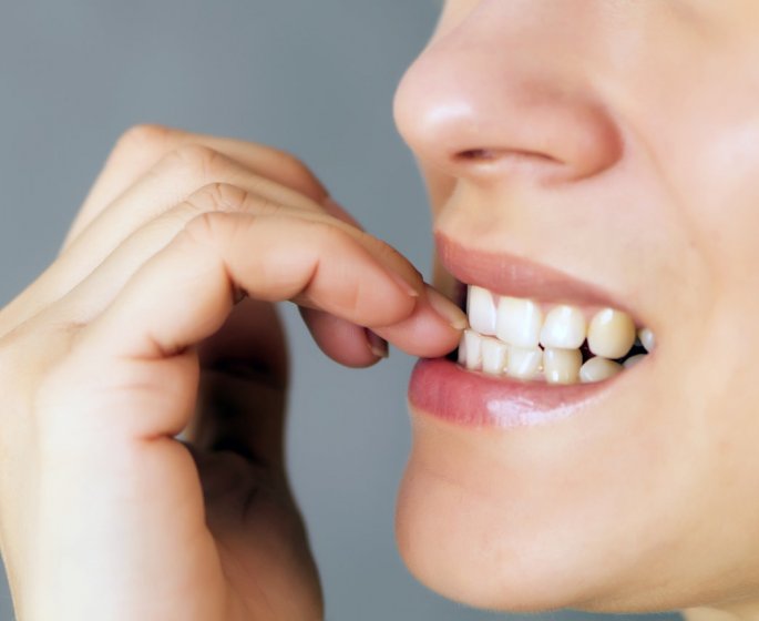 Elle a failli perdre un doigt apres s-etre rongee les ongles