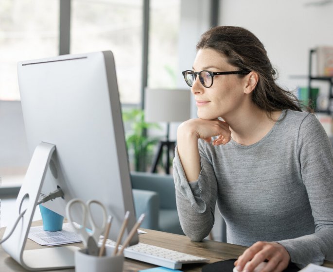 Rester assise plus de 6 heures par jour augmenterait le risque de developper des fibromes uterins