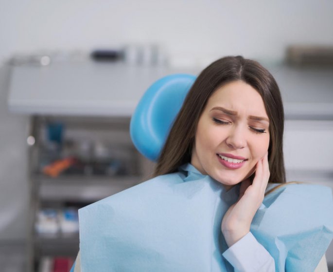 Douleur sous une couronne dentaire : que faire ?