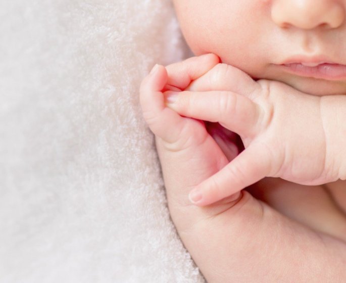 Un bebe est ne avec deux bouches et deux langues