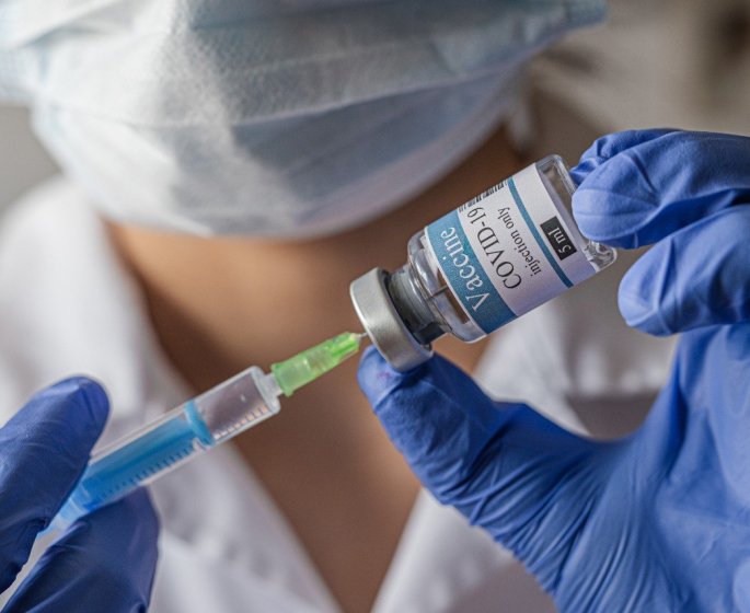 Vaccin anti-covid : Un medecin qui a eu une reaction allergique, appelle a faire attention