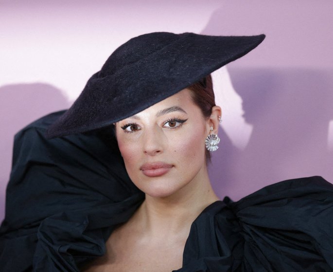 Enceinte, la mannequin Ashley Graham devoile ses vergetures et affole la toile