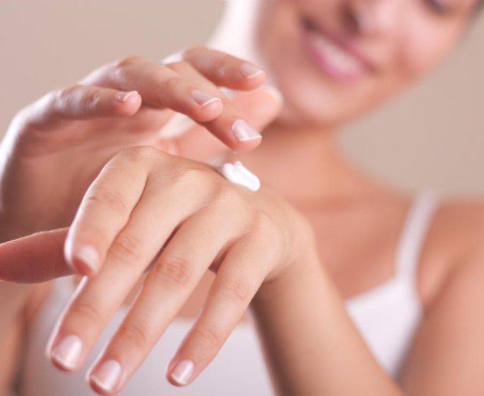 Ongles d-acier et mains de velours