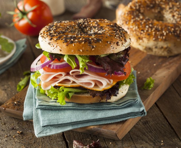 Une femme droguee a cause d’un bagel au pavot