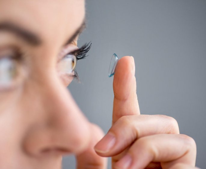 Pourquoi il ne faut pas jeter vos lentilles de contact dans les toilettes