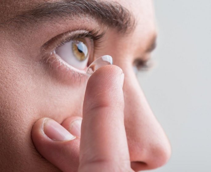 Il perd la vue apres s-etre baigne avec ses lentilles de contact