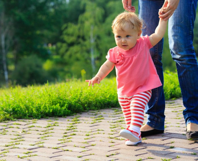 Marcher pieds nus ameliorerait la motricite de l’enfant