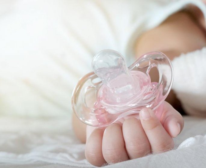 Mettre la tetine de son enfant dans sa bouche, pas si mauvais que ca ?