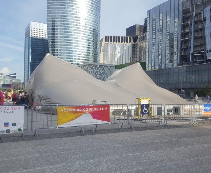 Cancer : un sein geant sur le parvis de la Defense pour informer les femmes