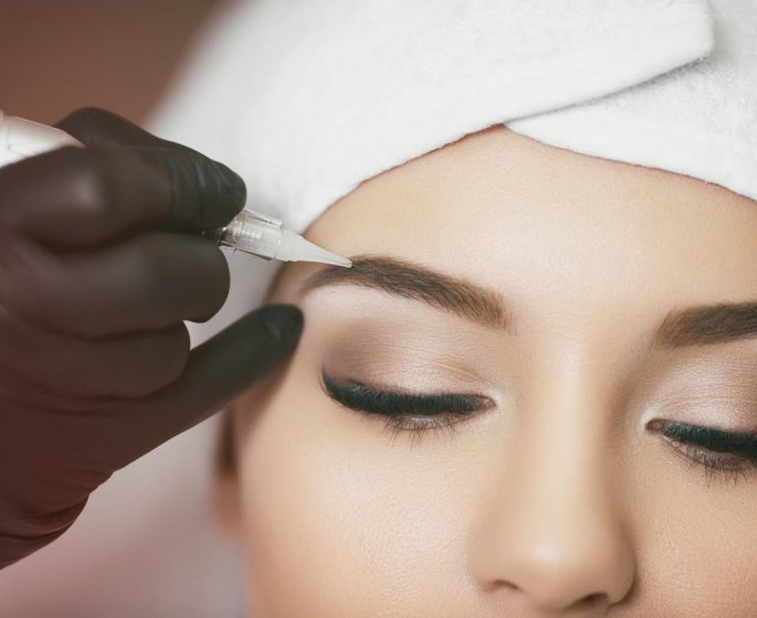 Mise en garde sur le maquillage des sourcils : ils peuvent devenir orange ou rouge !