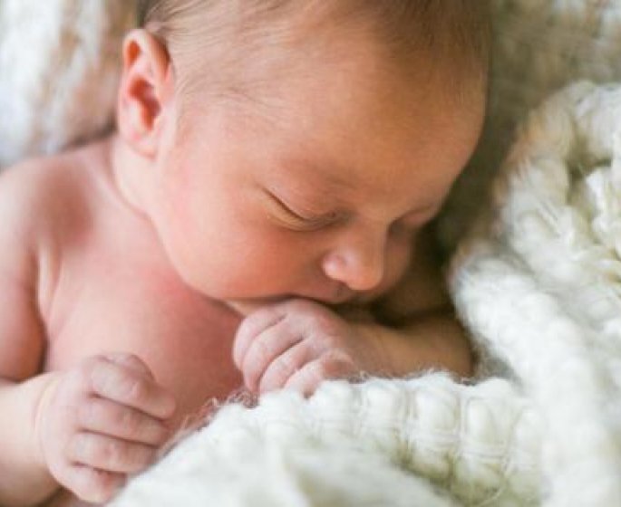 Faire dormir bebe dans son siege auto, son transat ou sa poussette augmente ses risques d’asphyxie