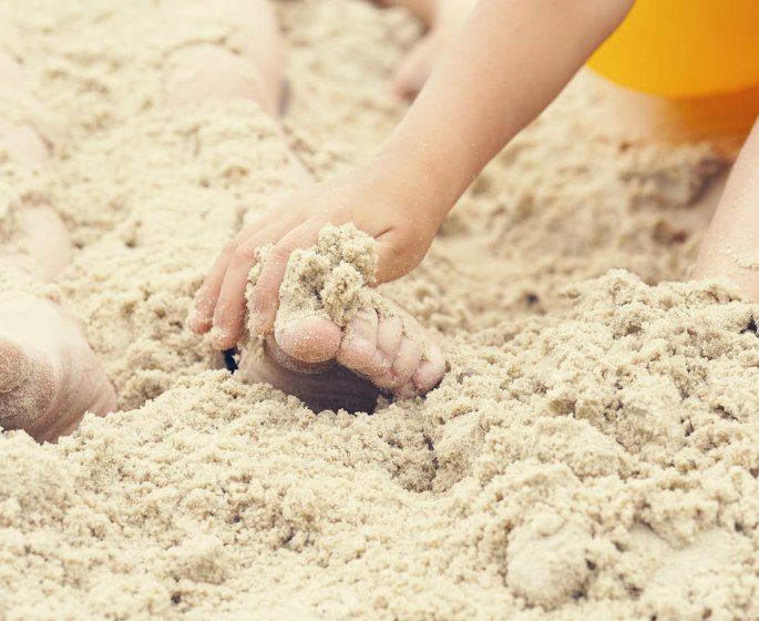 Un adolescent victime d’un ver parasite apres s’etre fait “enterre” dans le sable a la plage