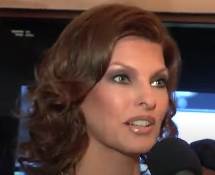 Linda Evangelista victime d’une chirurgie ratee : “je ne vais plus me cacher”