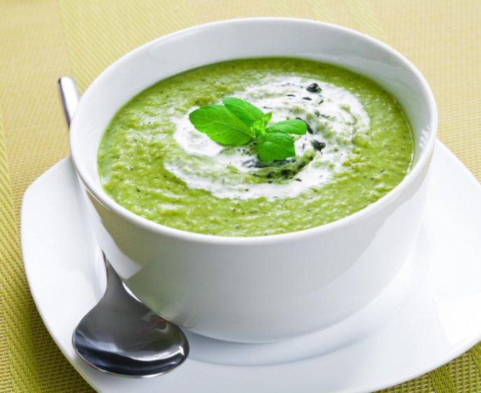 Gaspacho yaourt-concombre a la menthe, garniture croquante