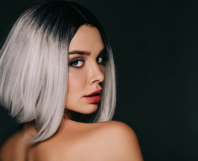 10 coiffures qui subliment les cheveux gris