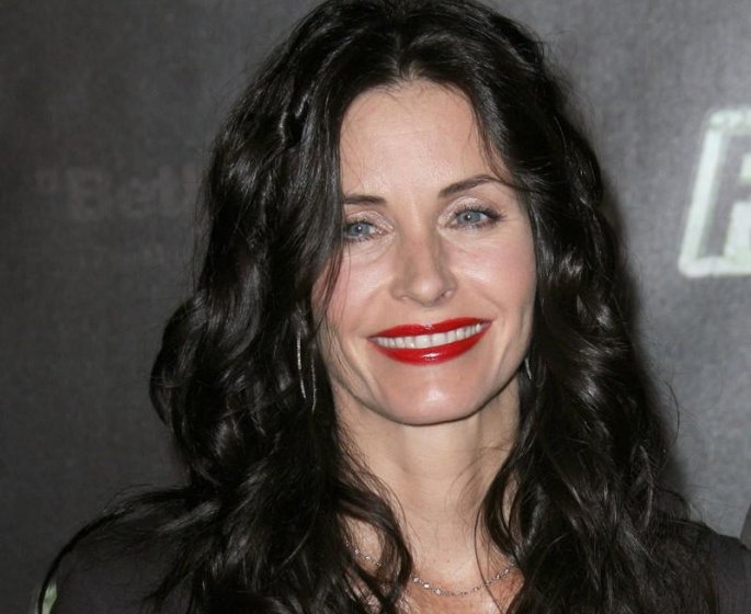 Courteney Cox : sa routine maquillage en 5 min chrono