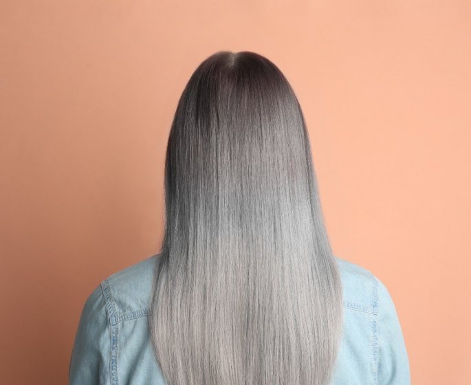 Cheveux gris : 5 erreurs a ne pas faire pour garder leur brillance