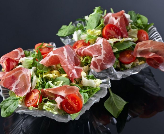 Salade de pousses d-epinards au parmesan et au jambon