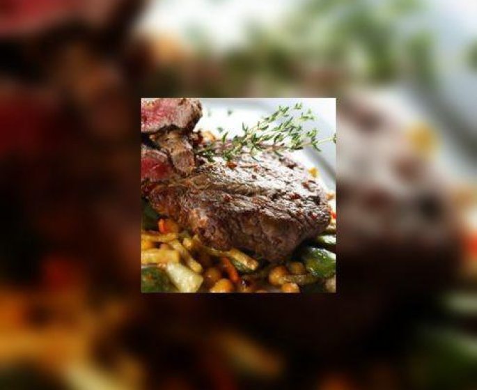 Noisettes de chevreuil et champignons des bois sautes