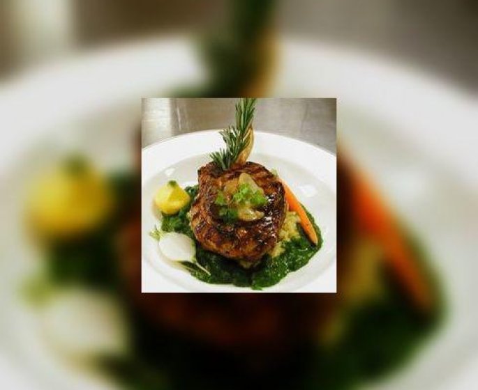 Grenadins de veau, epinards en branche et tomates au four