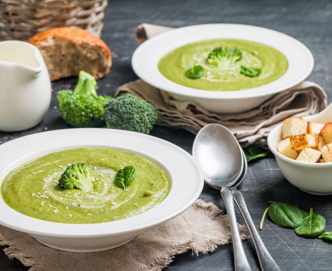 Potage brocoli courgette aux noisettes