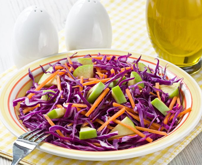 Chou rouge et pommes en salade