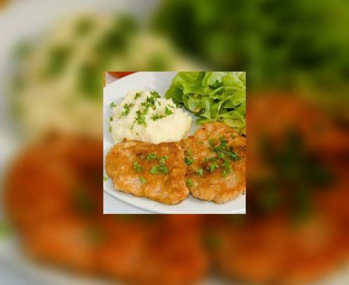Blancs de poulet panes aux amandes, compotee de poireaux