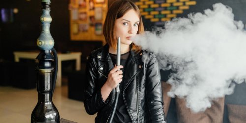 Fumer la chicha ou la cigarette : quel est le pire ?