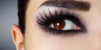 Un regard aux cils recourbes