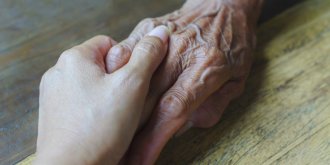 Deux femmes de 107 et 103 ans ont survecu au COVID-19