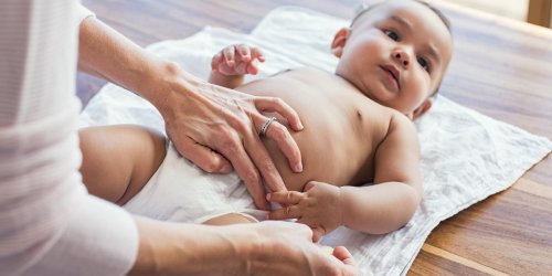 Selles liquides du bebe : les causes possibles