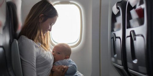 KLM demande a une passagere allaitant son bebe de se couvrir