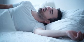 Apnees du sommeil : au volant, les ronfleurs freinent moins vite
