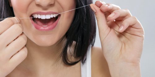 Brosse a dents, fil et brossette interdentaire, bain de bouche : comment bien les utiliser ?