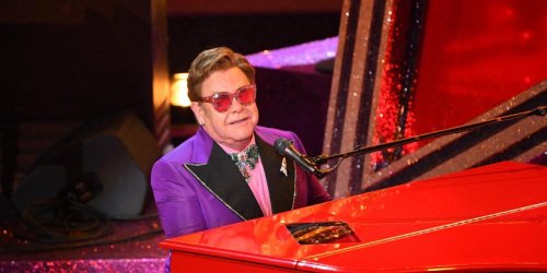 Atteint d’une pneumonie, Elton John interrompt son concert en larmes