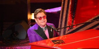 Atteint d’une pneumonie, Elton John interrompt son concert en larmes