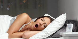 Bouche seche la nuit : causes et solutions