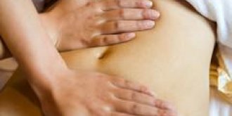 Le shiatsu : pressions delicates des doigts et paumes des mains