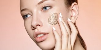 Gommage de peau, exfoliation : quel produit, quand, comment ?