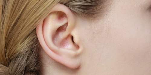 Otite : 3 techniques pour se deboucher l-oreille en douceur