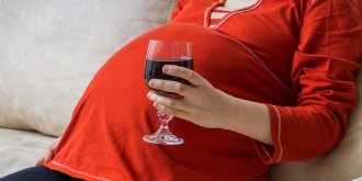 Enceinte, 7 comportements a risque qui mettent en danger votre foetus