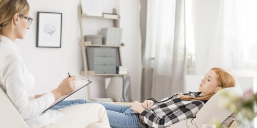 L-aide de l-hypnose dans le traitement de l-obesite, ou comment gerer le "poids du deuil" ?