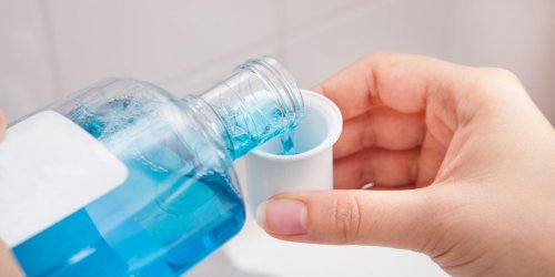 Abces dentaire : comment utiliser le bain de bouche